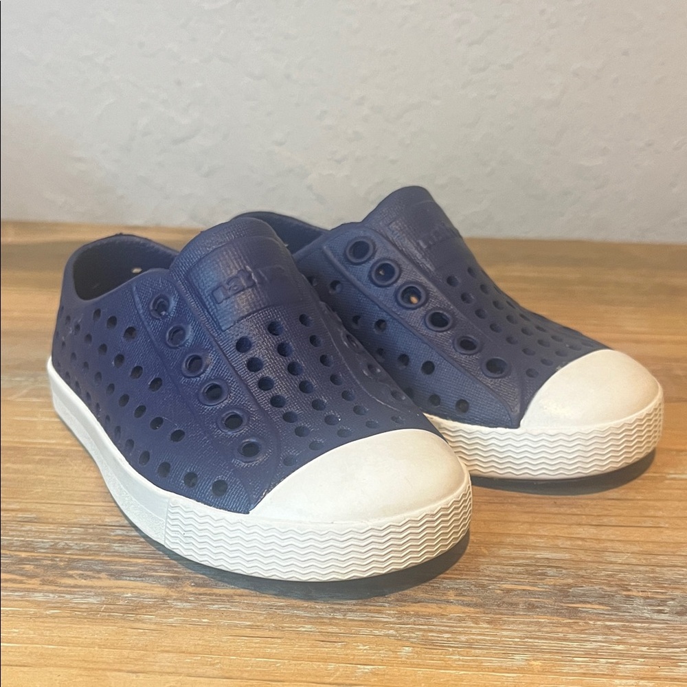 Native Kids Navy Slip-On Water Shoes size 5